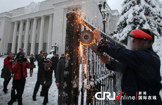 烏克蘭議會(huì)就職儀式上演全武行 場(chǎng)內(nèi)外“鬧翻天”