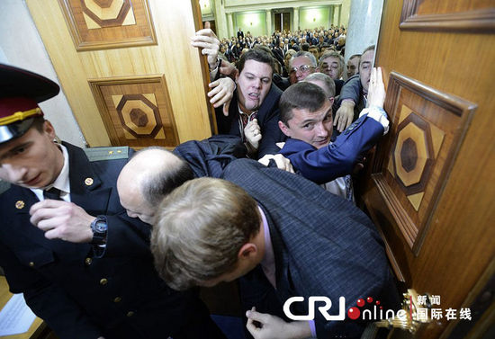 烏克蘭議會就職儀式上演全武行 場內(nèi)外“鬧翻天”