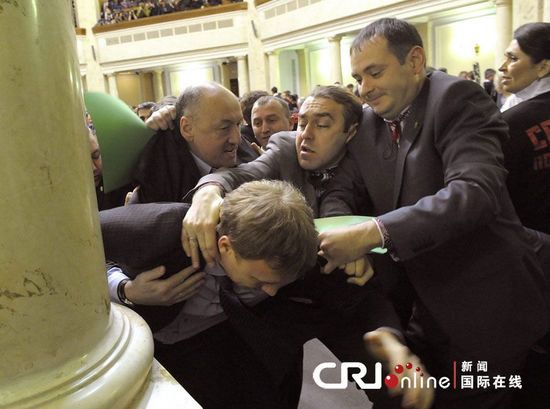 烏克蘭議會就職儀式上演全武行 場內(nèi)外“鬧翻天”