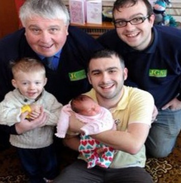 英國(guó)神奇家族“陽(yáng)盛陰衰” 百年誕下首位“千金”