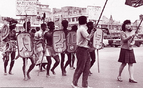 樸槿惠上演“公主復(fù)仇記”從恬靜少女到韓國女總統(tǒng)