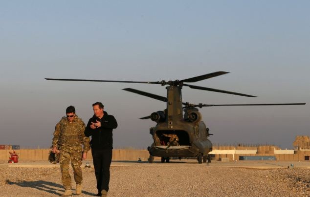 火雞、美食、桌球賽 卡梅倫突訪英駐阿基地與士兵共迎圣誕節(jié)