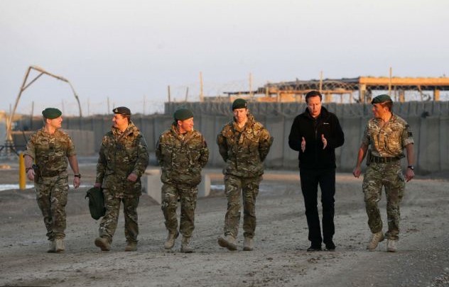 火雞、美食、桌球賽 卡梅倫突訪英駐阿基地與士兵共迎圣誕節(jié)