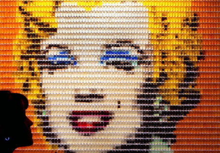 德藝術(shù)家用小熊糖作畫 夢(mèng)露、蒙娜麗莎躍然“糖”上