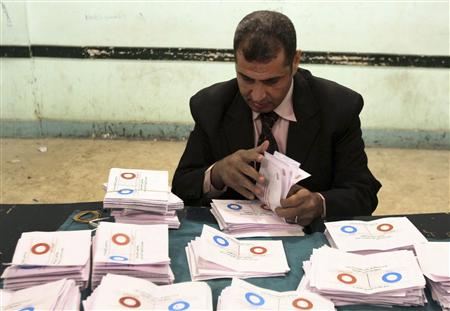 埃及憲法草案公投過關(guān) 反對(duì)派計(jì)劃“抱團(tuán)”對(duì)抗穆爾西