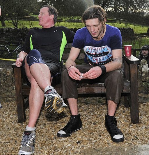 卡梅倫參加慈善越野賽 展示強健體魄受傷也不在乎