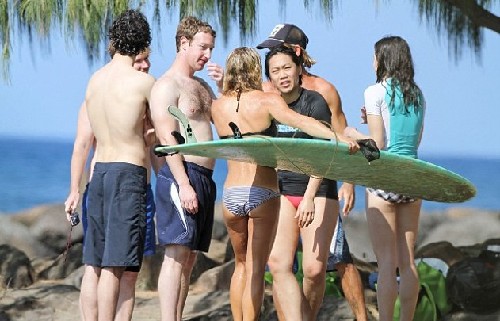 圖：扎克伯格與新婚妻子夏威夷度假 學(xué)習(xí)沖浪愜意悠閑