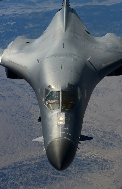 實拍美軍戰(zhàn)略轟炸機(jī)空中加油 飛行員高舉國旗