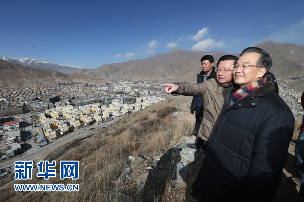 溫家寶元旦前夕到玉樹(shù)看望慰問(wèn)各族干部群眾