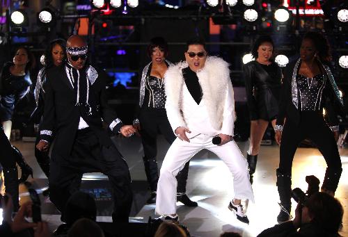 韓國“鳥叔”紐約迎新年 時代廣場跳騎馬舞