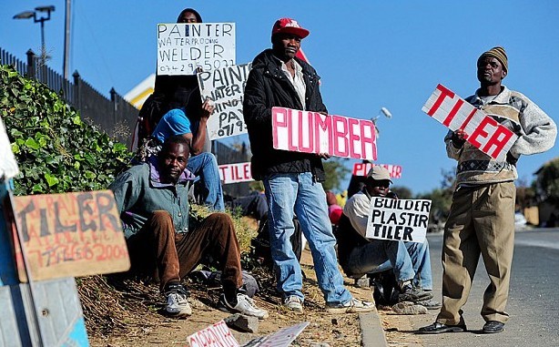 南非3.4萬(wàn)人爭(zhēng)當(dāng)“輔警” 烈日下測(cè)體能致7人喪命