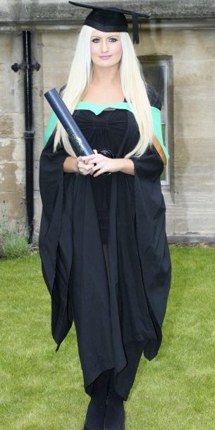 英國“芭比娃娃”拒絕做花瓶 身材火辣學(xué)歷出眾