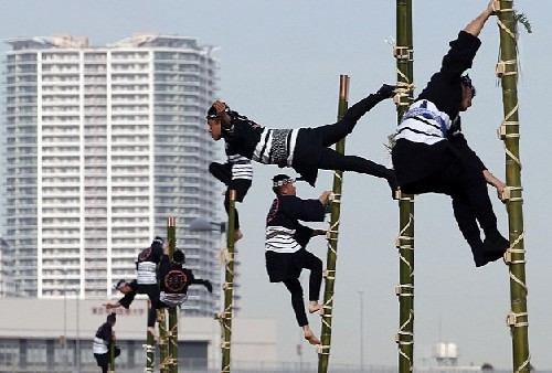 東京消防廳新年演習(xí) 高空竹梯演繹“日本style”