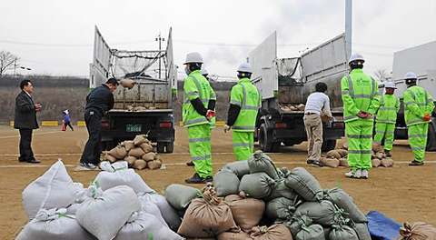 韓國環(huán)衛(wèi)工人年薪18萬 高學歷應聘40挑1