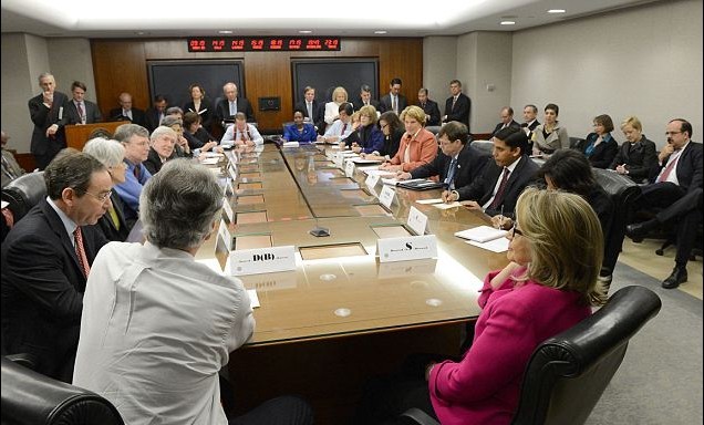 希拉里返崗獲贈橄欖球頭盔 交權前出席領館遇襲案聽證會