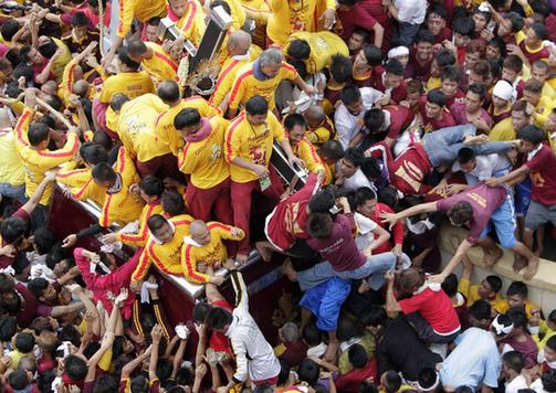 圖:菲律賓馬尼拉“黑耶穌節(jié)”盛大巡游