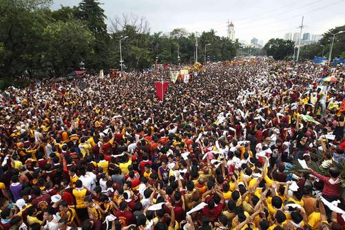 圖:菲律賓馬尼拉“黑耶穌節(jié)”盛大巡游
