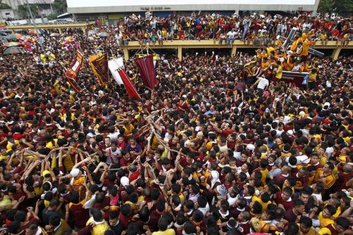 圖:菲律賓馬尼拉“黑耶穌節(jié)”盛大巡游