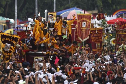 圖:菲律賓馬尼拉“黑耶穌節(jié)”盛大巡游