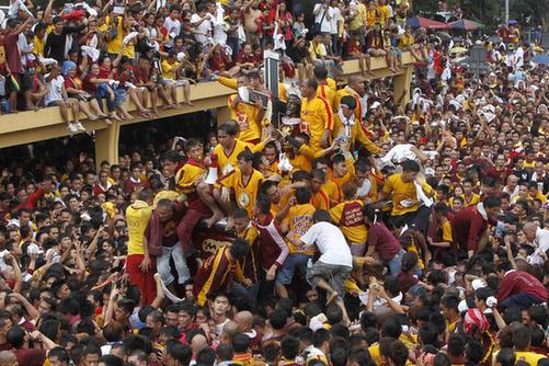 圖:菲律賓馬尼拉“黑耶穌節(jié)”盛大巡游