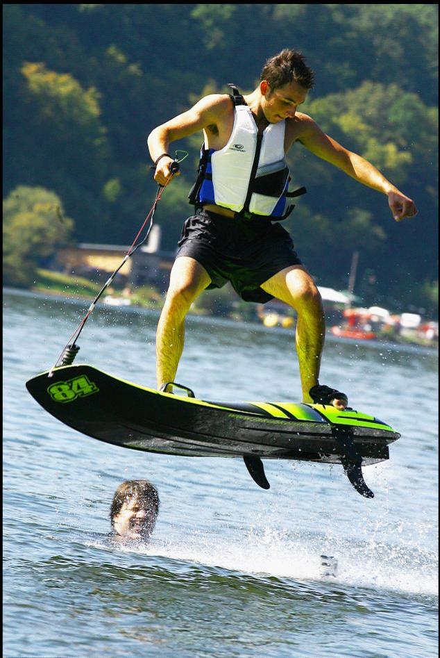 半小時(shí)穿越英吉利海峽！新型噴氣沖浪板掀熱潮