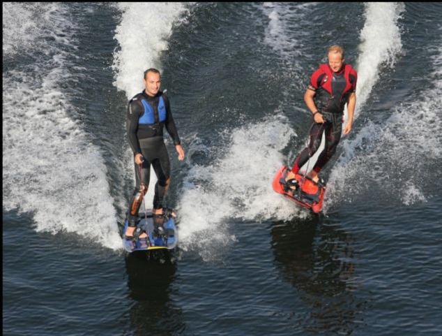 半小時穿越英吉利海峽！新型噴氣沖浪板掀熱潮