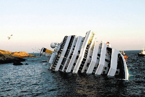 意大利游輪完成打撈尚需時日 當?shù)負穆糜螛I(yè)受損