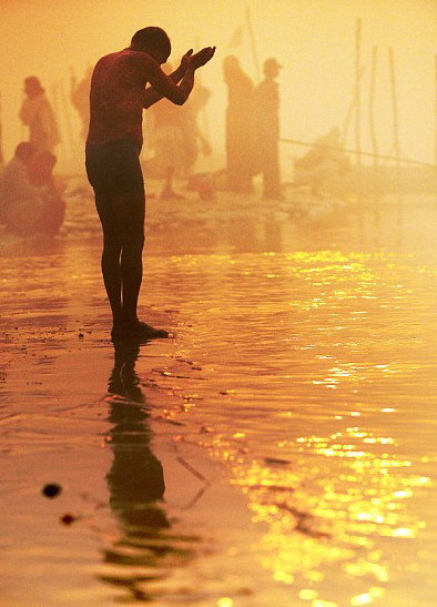 印度千萬朝圣者共慶大壺節(jié) 恒河“裸浴”洗罪孽