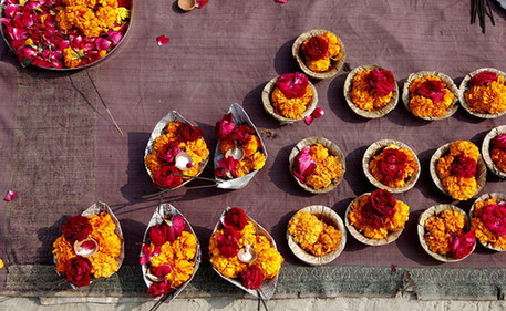 印度千萬朝圣者共慶大壺節(jié) 恒河“裸浴”洗罪孽