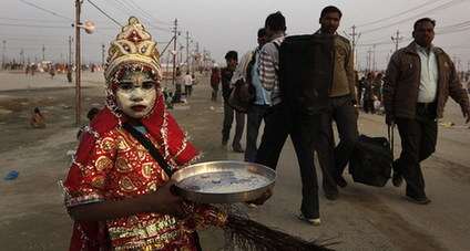 印度千萬(wàn)朝圣者共慶大壺節(jié) 恒河“裸浴”洗罪孽
