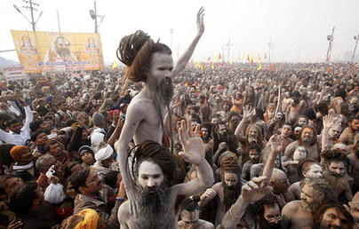 印度千萬(wàn)朝圣者共慶大壺節(jié) 恒河“裸浴”洗罪孽