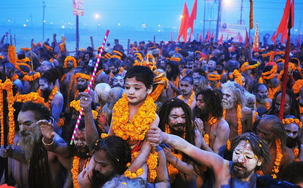 印度千萬(wàn)朝圣者共慶大壺節(jié) 恒河“裸浴”洗罪孽