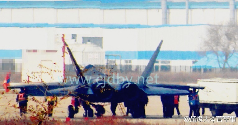 高清:國產(chǎn)殲-31戰(zhàn)機(jī)罕見后視角度照曝光