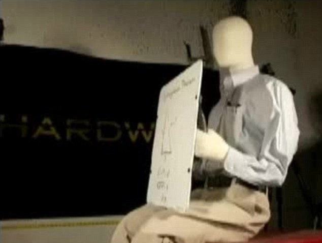 最后的“救命符”:美發(fā)明防彈黑板應對校園槍擊案