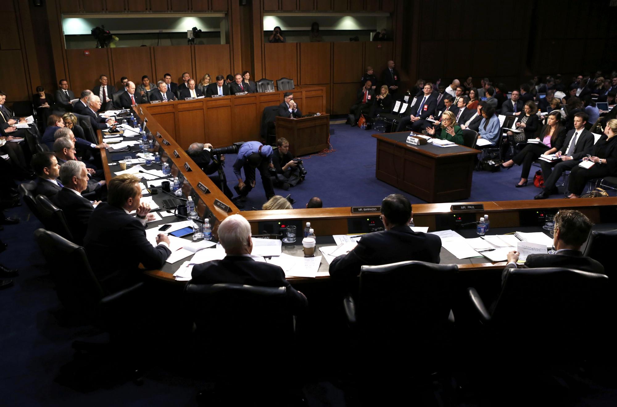 希拉里聽證會一度哽咽 稱對班加西領(lǐng)館遇襲負(fù)責(zé)