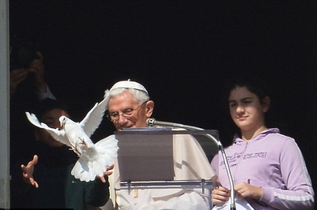 羅馬教皇放飛和平鴿遇“程咬金”差點淪為海鷗口中餐