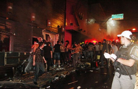 巴西夜總會(huì)火災(zāi)現(xiàn)場(chǎng)一片狼藉 死者親屬痛不欲生