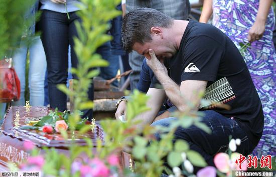 巴西夜總會(huì)火災(zāi)4名涉事人員被捕 部分遇難者下葬