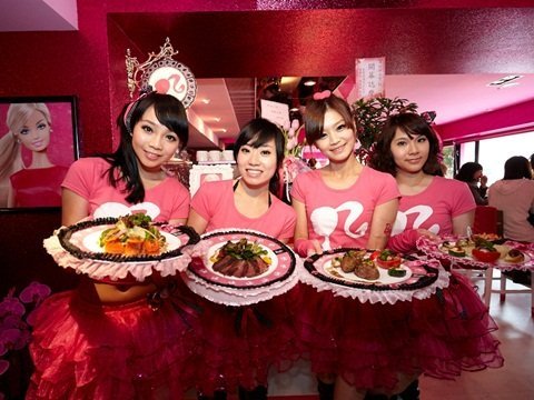 桃紅色主基調(diào) 全球首家芭比主題餐廳落座臺(tái)北(圖)