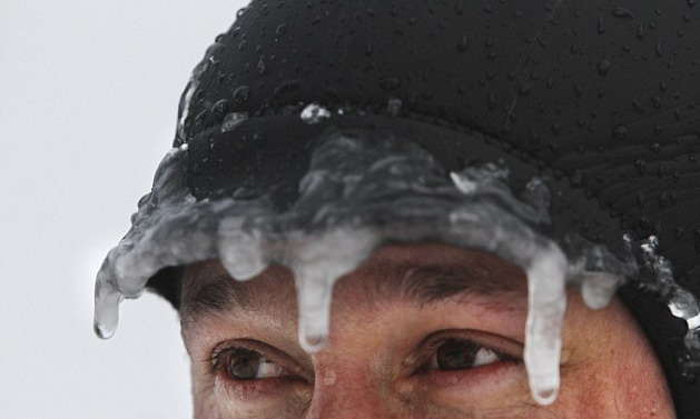 史上最酷零下26度沖浪 胡須結(jié)冰柱面色卻紅潤