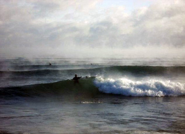 史上最酷零下26度沖浪 胡須結(jié)冰柱面色卻紅潤