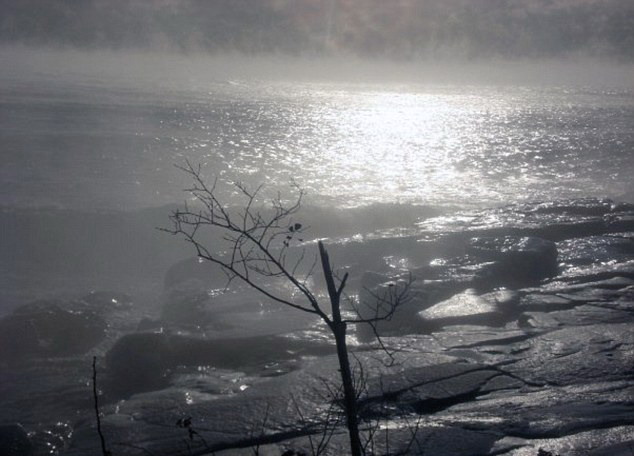 史上最酷零下26度沖浪 胡須結(jié)冰柱面色卻紅潤(rùn)