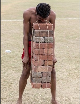 頭發(fā)拉車、牙齒搬磚 印度鄉(xiāng)村奧運會牛人顯神通