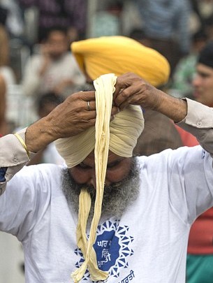 頭發(fā)拉車、牙齒搬磚 印度鄉(xiāng)村奧運(yùn)會(huì)牛人顯神通