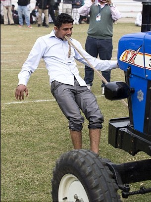 頭發(fā)拉車、牙齒搬磚 印度鄉(xiāng)村奧運(yùn)會牛人顯神通