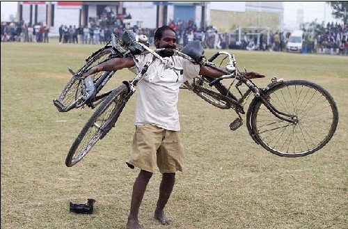 頭發(fā)拉車、牙齒搬磚 印度鄉(xiāng)村奧運(yùn)會牛人顯神通