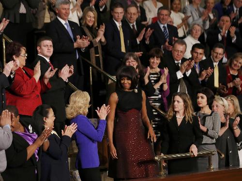 米歇爾驚艷亮相國(guó)情咨文演講會(huì)場(chǎng) 奧巴馬飛吻妻子