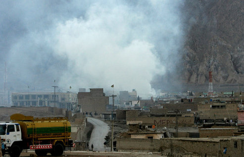 Smoke rises from the site of a bomb blast in a market in Quetta, Pakistan on Saturday, Feb. 16, 2013. Senior police officer Wazir Khan Nasir said the bomb went off in a Shiite Muslim-dominated residential suburb of the city of Quetta. Residents rushed the victims to three different hospitals.(AP Photo/Arshad Butt) 巴基斯坦爆炸案死亡人數(shù)升至81人 多因傷重去世