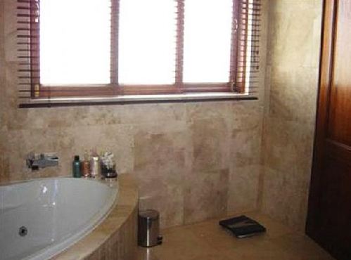 現(xiàn)場(chǎng)照片顯示“刀鋒戰(zhàn)士”女友或被反鎖浴室隔門(mén)槍殺