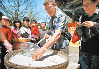 老外眼中的元宵節(jié)：有點像過圣誕節(jié)